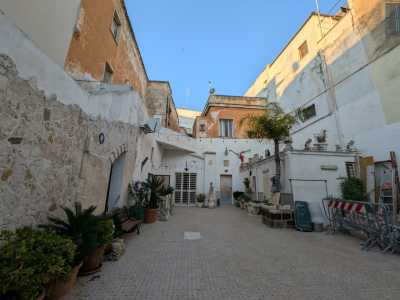�Qui si riunivano i cittadini per discutere le questioni comuni e per eleggere i loro rappresentanti - ricorda Vito �. Attigua al cortile vi era poi una chiesetta, anch�essa dedicata a Sant�Anna, in cui la popolazione partecipava alla messa domenicale�